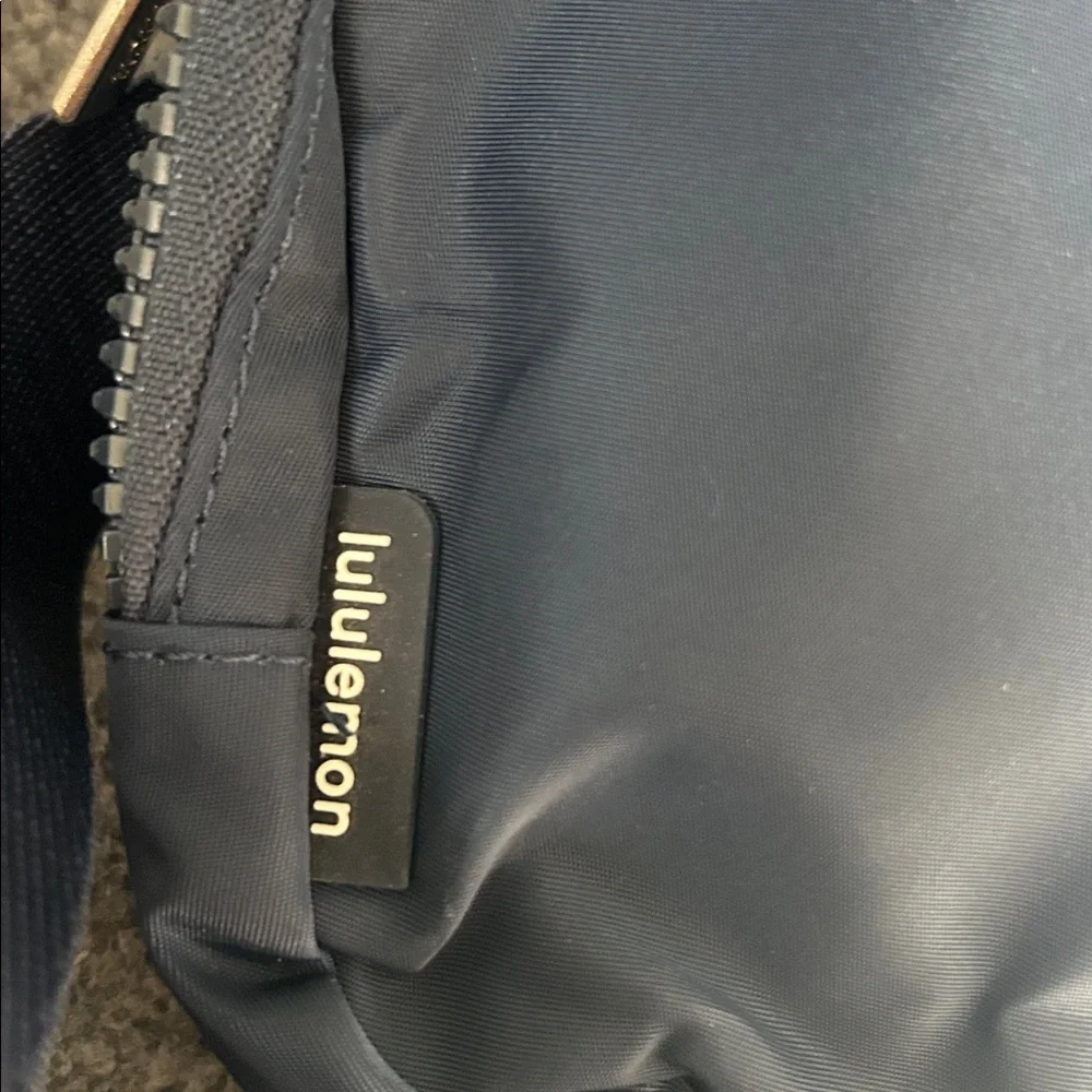 lululemon athletica Midnight Blue Women’s Belt Bag. EUC